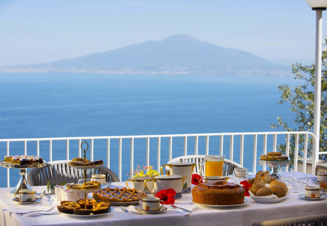 Villa a Sorrento - AMORE RENTALS -Villa Giada con Piscina, Giardino, Vista Mare e Parcheggio