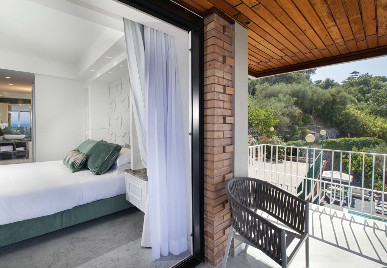 Villa a Sorrento - AMORE RENTALS -Villa Giada con Piscina, Giardino, Vista Mare e Parcheggio