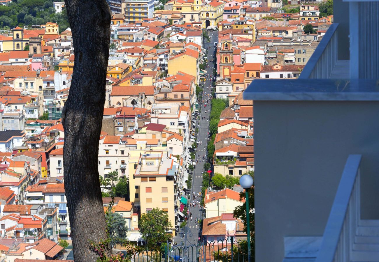 Villa a Sorrento - AMORE RENTALS -Villa Giada con Piscina, Giardino, Vista Mare e Parcheggio