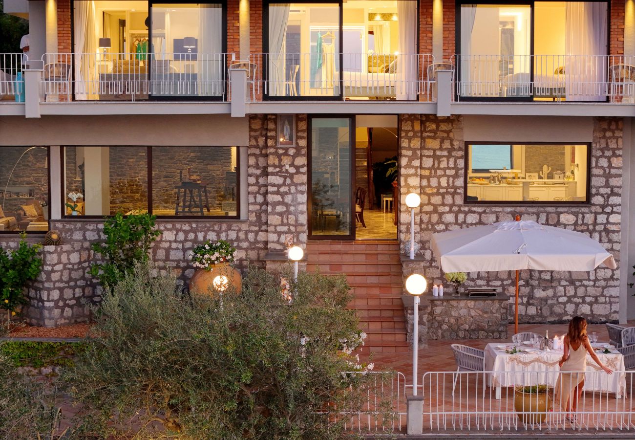 Villa a Sorrento - AMORE RENTALS -Villa Giada con Piscina, Giardino, Vista Mare e Parcheggio