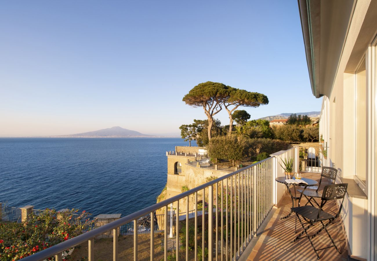 Villa a Sorrento - AMORE RENTALS -Villa Galidia con Jacuzzi, Vista Mare, Giardino e Aria Condizionata