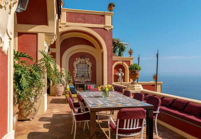 Villa a Positano - AMORE RENTALS - Palazzo Santa Croce con Piscina Riscaldata, Vista Mare, Cuoco e Colazione Ideale per Matrimoni