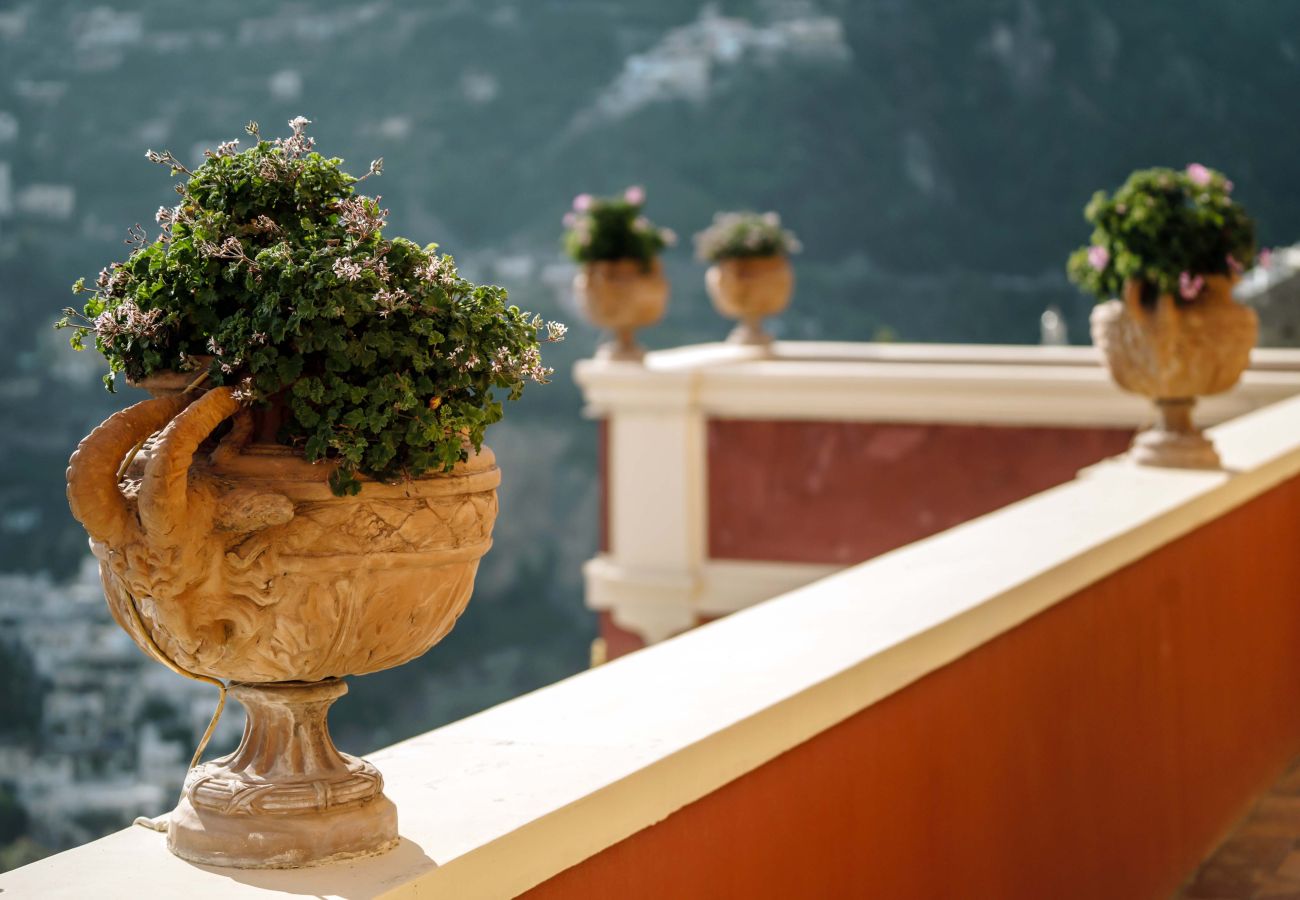 Villa a Positano - AMORE RENTALS - Palazzo Santa Croce con Piscina Riscaldata, Vista Mare, Cuoco e Colazione Ideale per Matrimoni