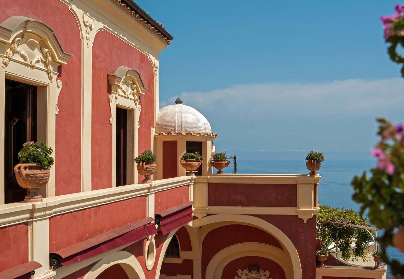 Villa a Positano - AMORE RENTALS - Palazzo Santa Croce con Piscina Riscaldata, Vista Mare, Cuoco e Colazione Ideale per Matrimoni