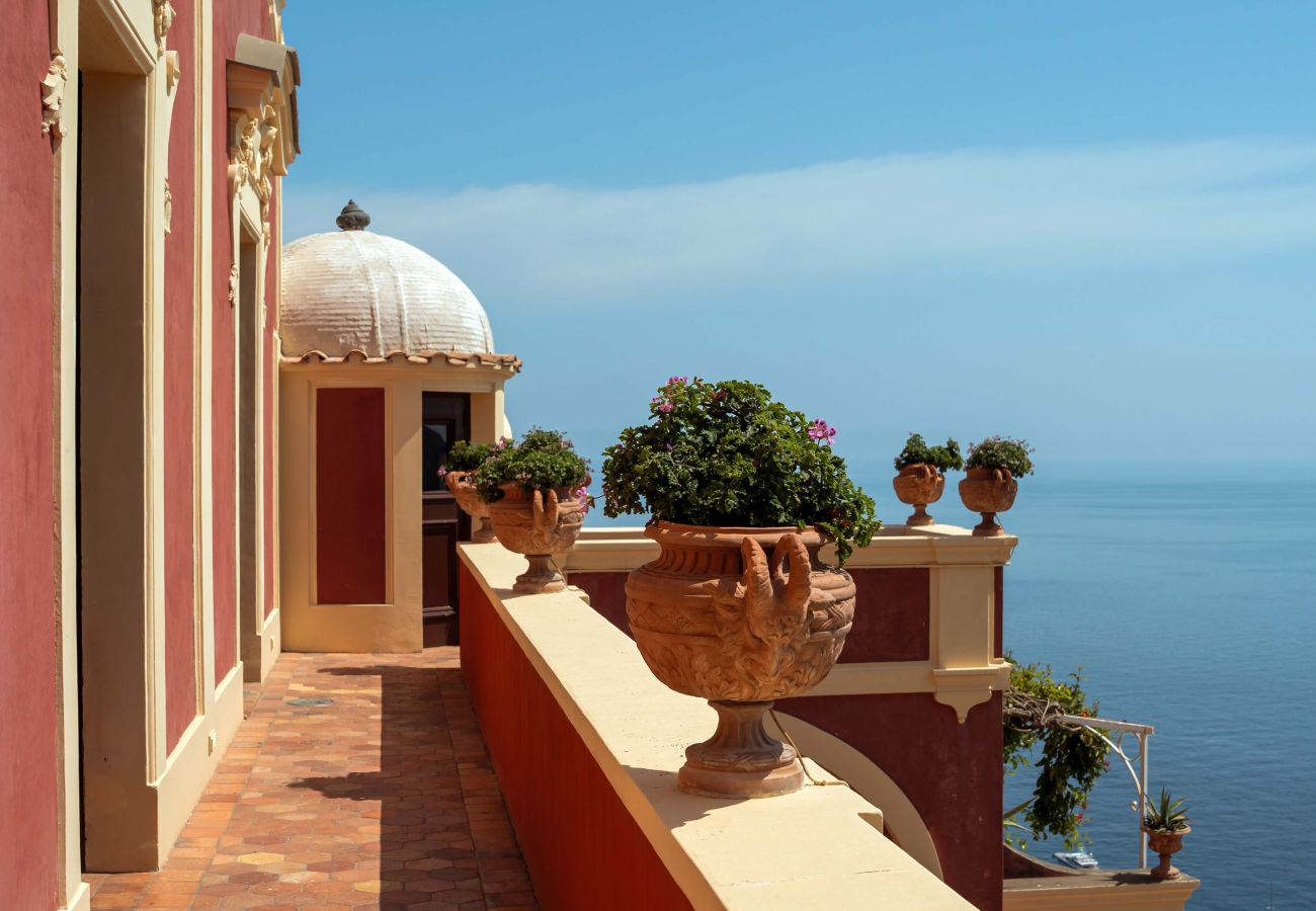 Villa a Positano - AMORE RENTALS - Palazzo Santa Croce con Piscina Riscaldata, Vista Mare, Cuoco e Colazione Ideale per Matrimoni