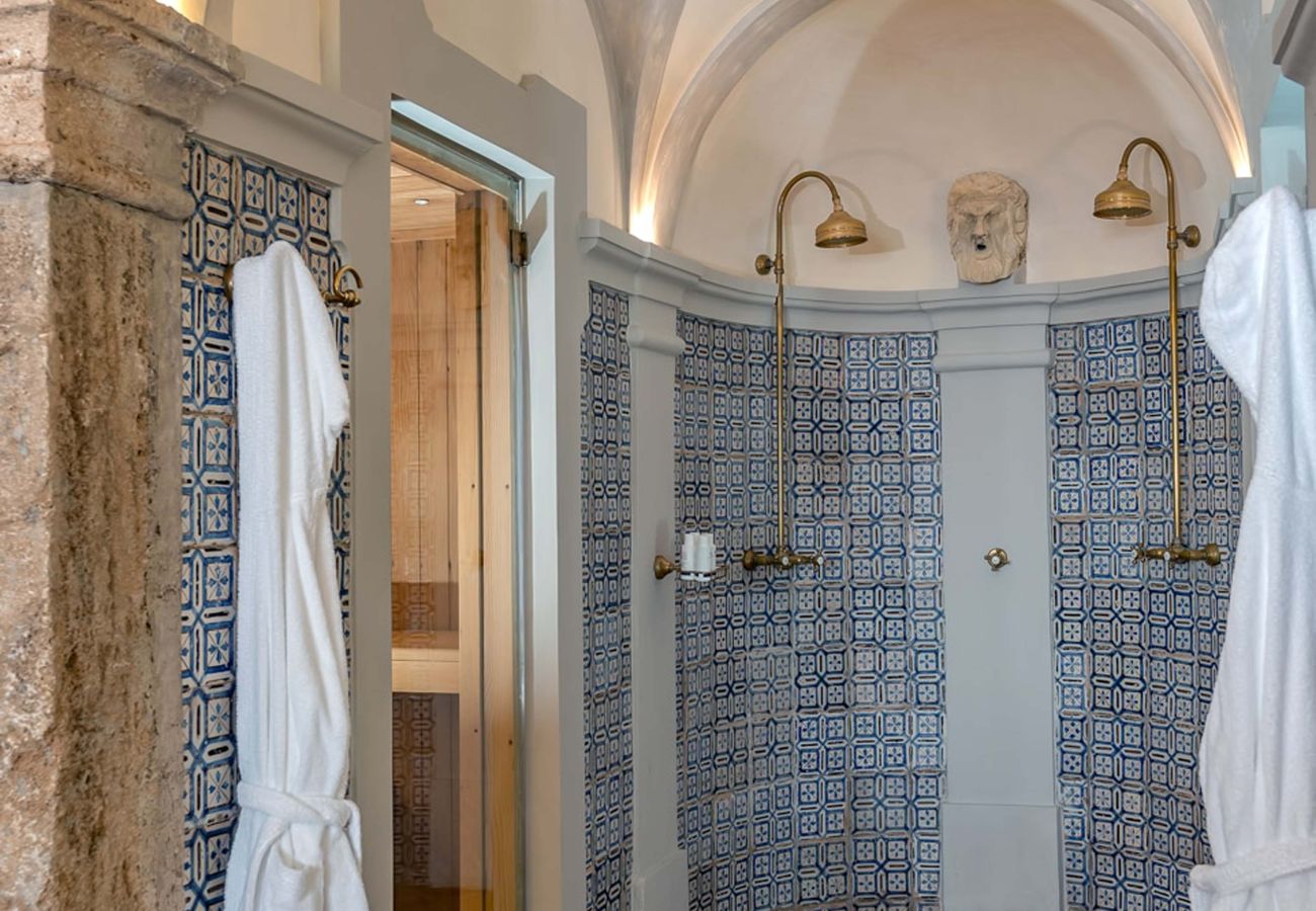 Villa a Positano - AMORE RENTALS - Palazzo Santa Croce con Piscina Riscaldata, Vista Mare, Cuoco e Colazione Ideale per Matrimoni