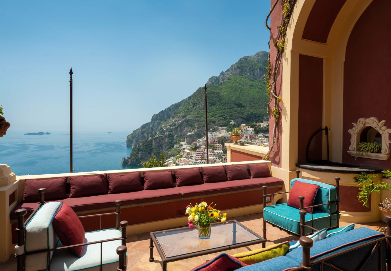 Villa a Positano - AMORE RENTALS - Palazzo Santa Croce con Piscina Riscaldata, Vista Mare, Cuoco e Colazione Ideale per Matrimoni