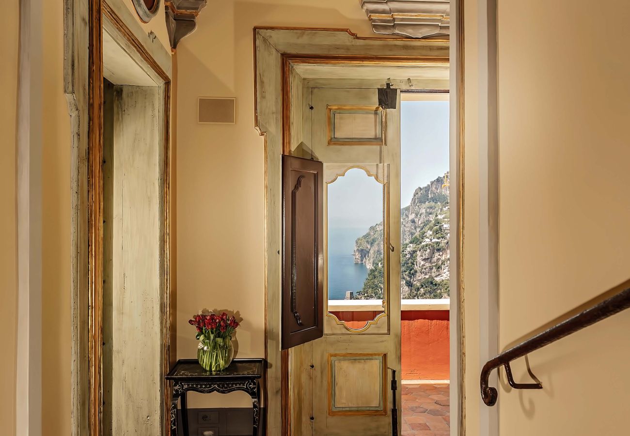 Villa a Positano - AMORE RENTALS - Palazzo Santa Croce con Piscina Riscaldata, Vista Mare, Cuoco e Colazione Ideale per Matrimoni