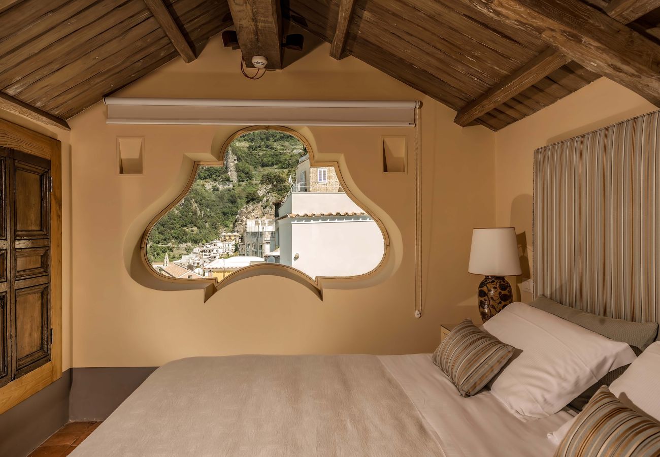 Villa a Positano - AMORE RENTALS - Palazzo Santa Croce con Piscina Riscaldata, Vista Mare, Cuoco e Colazione Ideale per Matrimoni