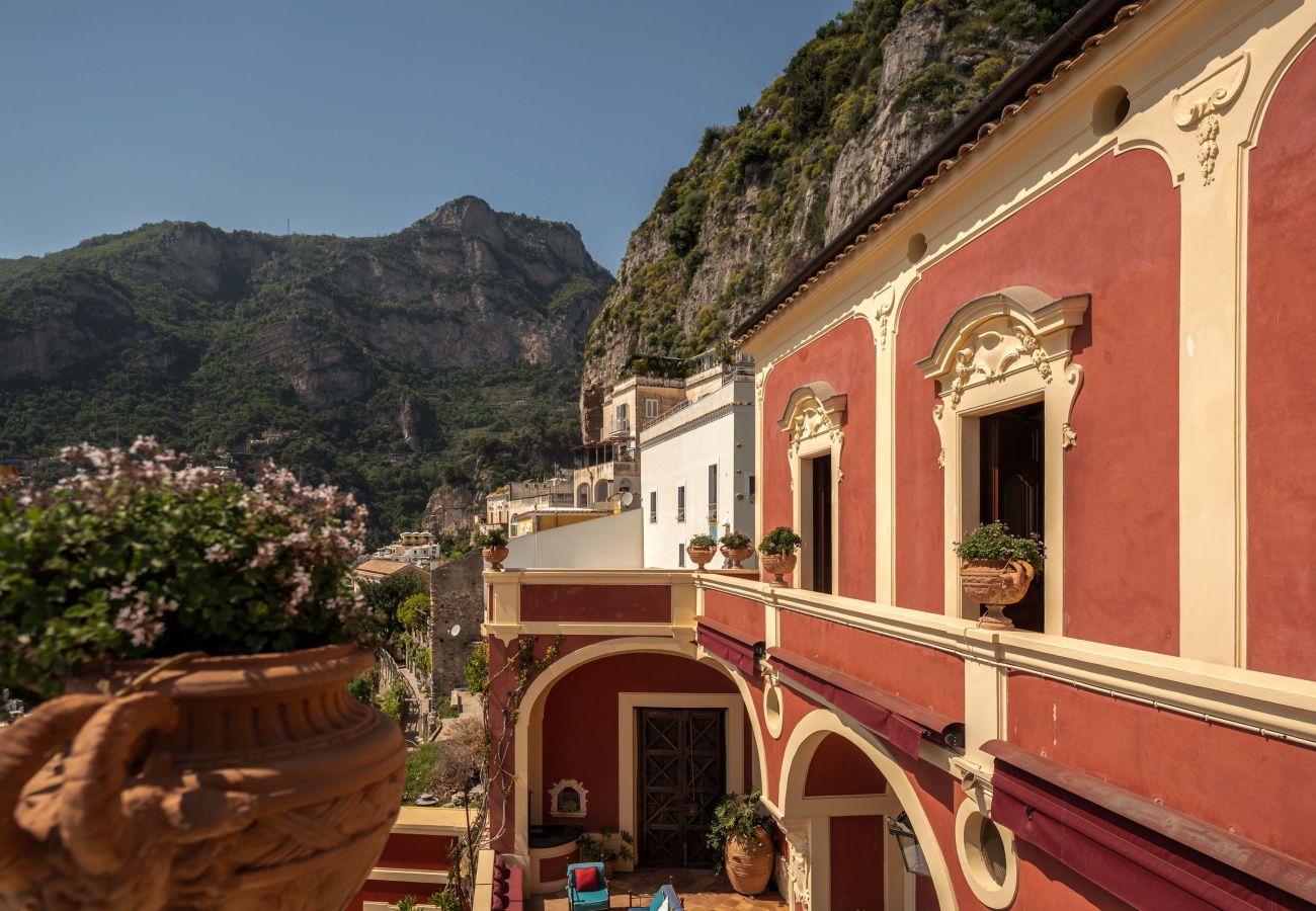 Villa a Positano - AMORE RENTALS - Palazzo Santa Croce con Piscina Riscaldata, Vista Mare, Cuoco e Colazione Ideale per Matrimoni