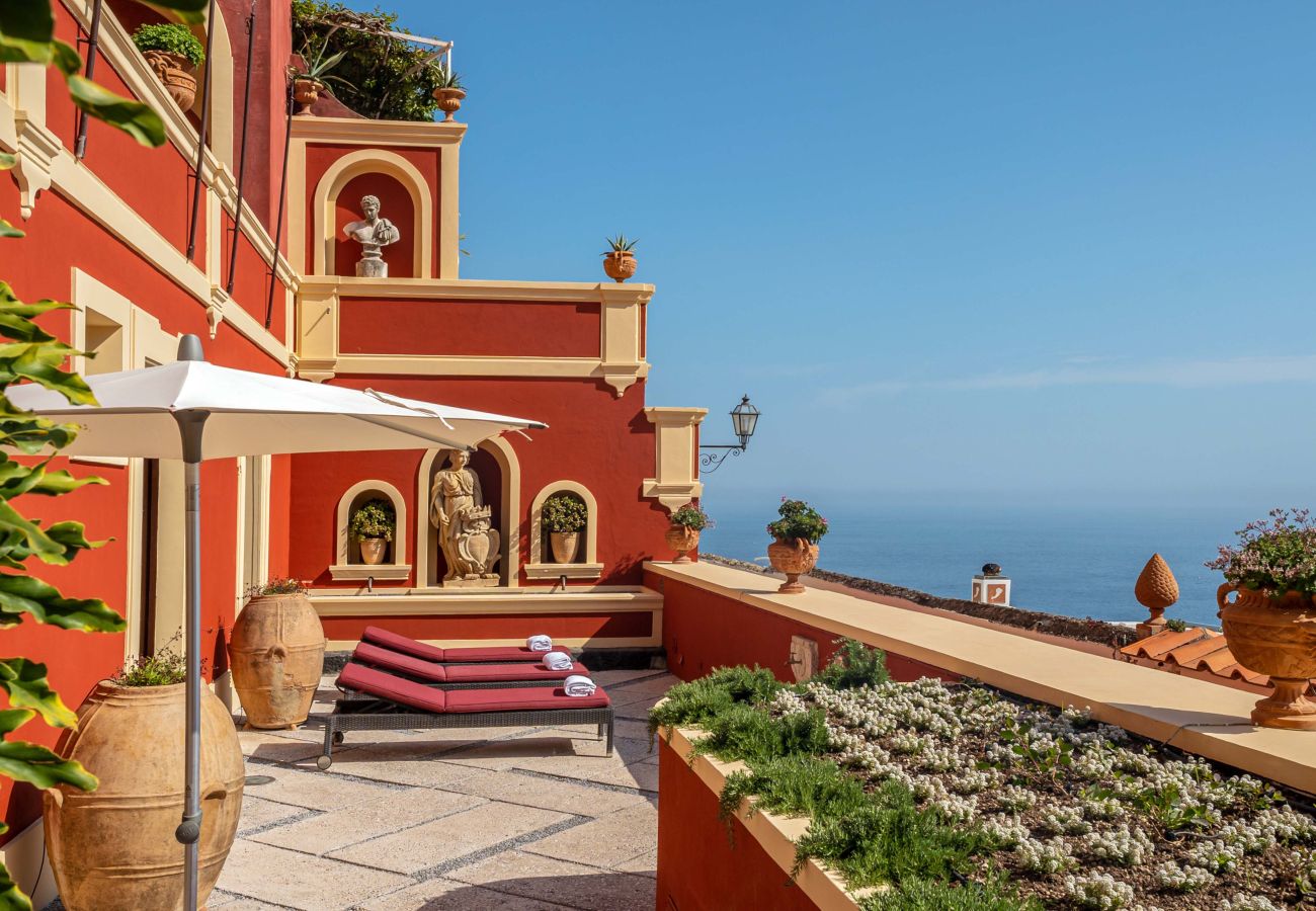 Villa a Positano - AMORE RENTALS - Palazzo Santa Croce con Piscina Riscaldata, Vista Mare, Cuoco e Colazione Ideale per Matrimoni