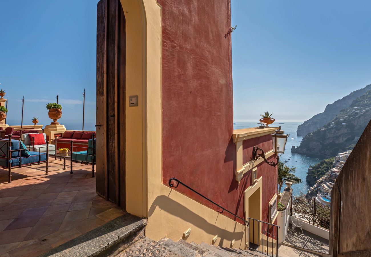 Villa a Positano - AMORE RENTALS - Palazzo Santa Croce con Piscina Riscaldata, Vista Mare, Cuoco e Colazione Ideale per Matrimoni