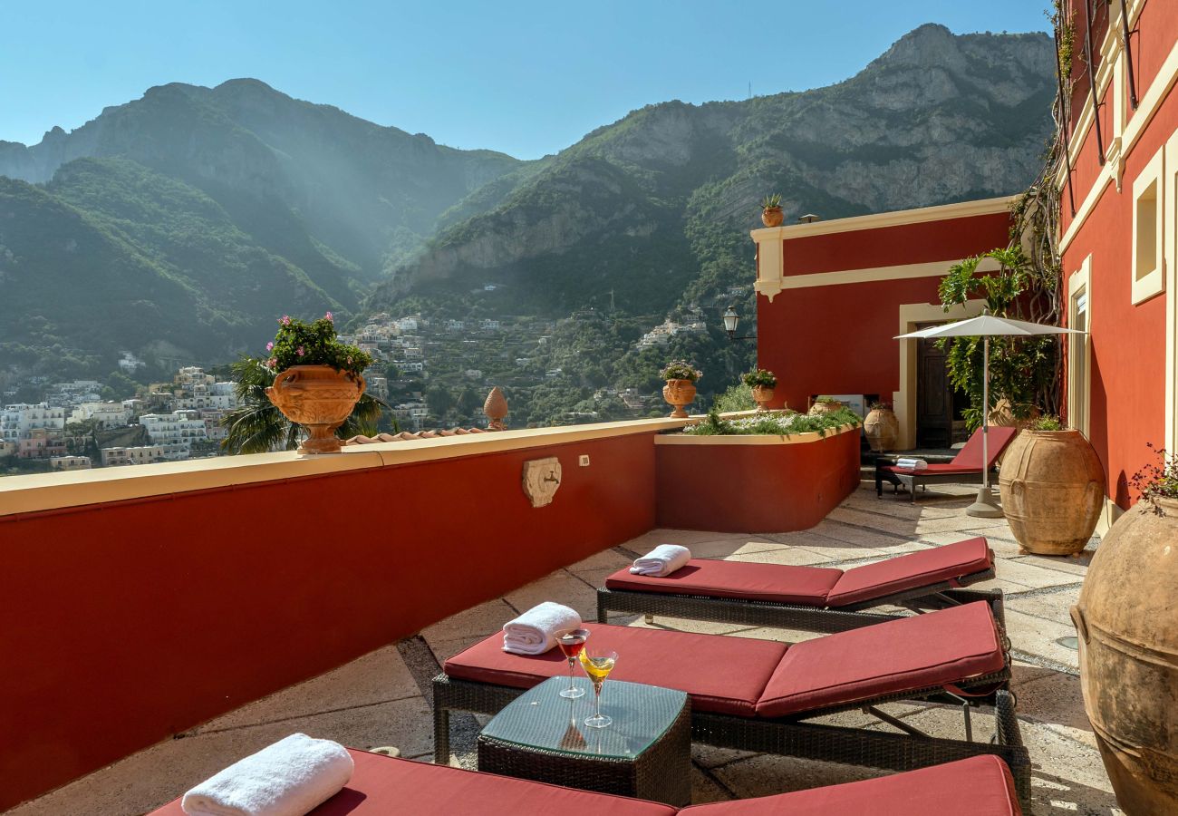 Villa a Positano - AMORE RENTALS - Palazzo Santa Croce con Piscina Riscaldata, Vista Mare, Cuoco e Colazione Ideale per Matrimoni