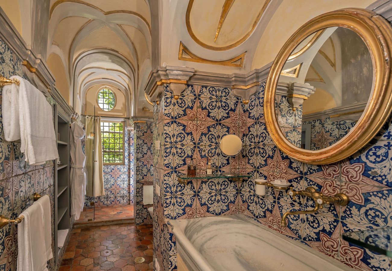 Villa a Positano - AMORE RENTALS - Palazzo Santa Croce con Piscina Riscaldata, Vista Mare, Cuoco e Colazione Ideale per Matrimoni