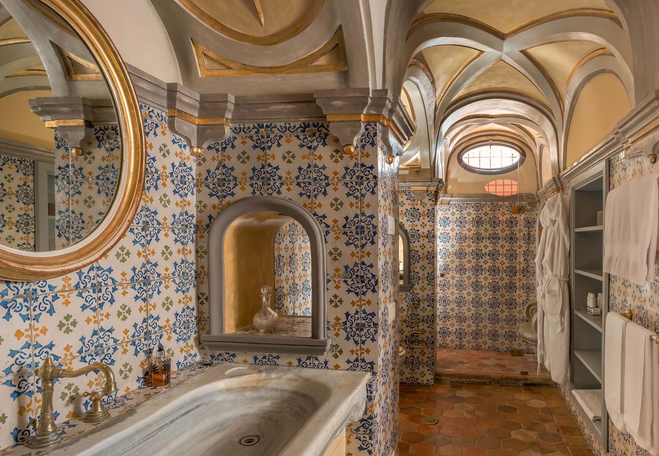 Villa a Positano - AMORE RENTALS - Palazzo Santa Croce con Piscina Riscaldata, Vista Mare, Cuoco e Colazione Ideale per Matrimoni