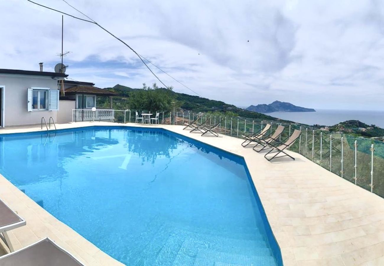 Villa a Massa Lubrense - AMORE RENTALS - Villa Giulia con Piscina Privata, Vista Mare, Terrazzi e Parcheggio