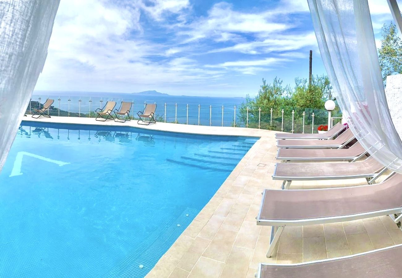 Villa a Massa Lubrense - AMORE RENTALS - Villa Giulia con Piscina Privata, Vista Mare, Terrazzi e Parcheggio