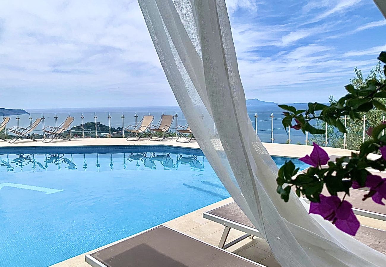 Villa a Massa Lubrense - AMORE RENTALS - Villa Giulia con Piscina Privata, Vista Mare, Terrazzi e Parcheggio