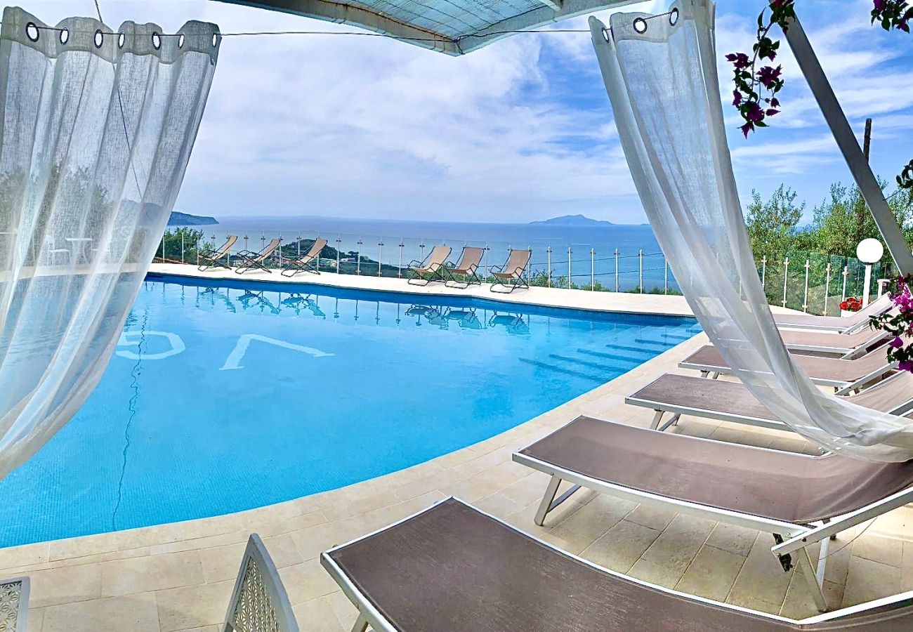 Villa a Massa Lubrense - AMORE RENTALS - Villa Giulia con Piscina Privata, Vista Mare, Terrazzi e Parcheggio