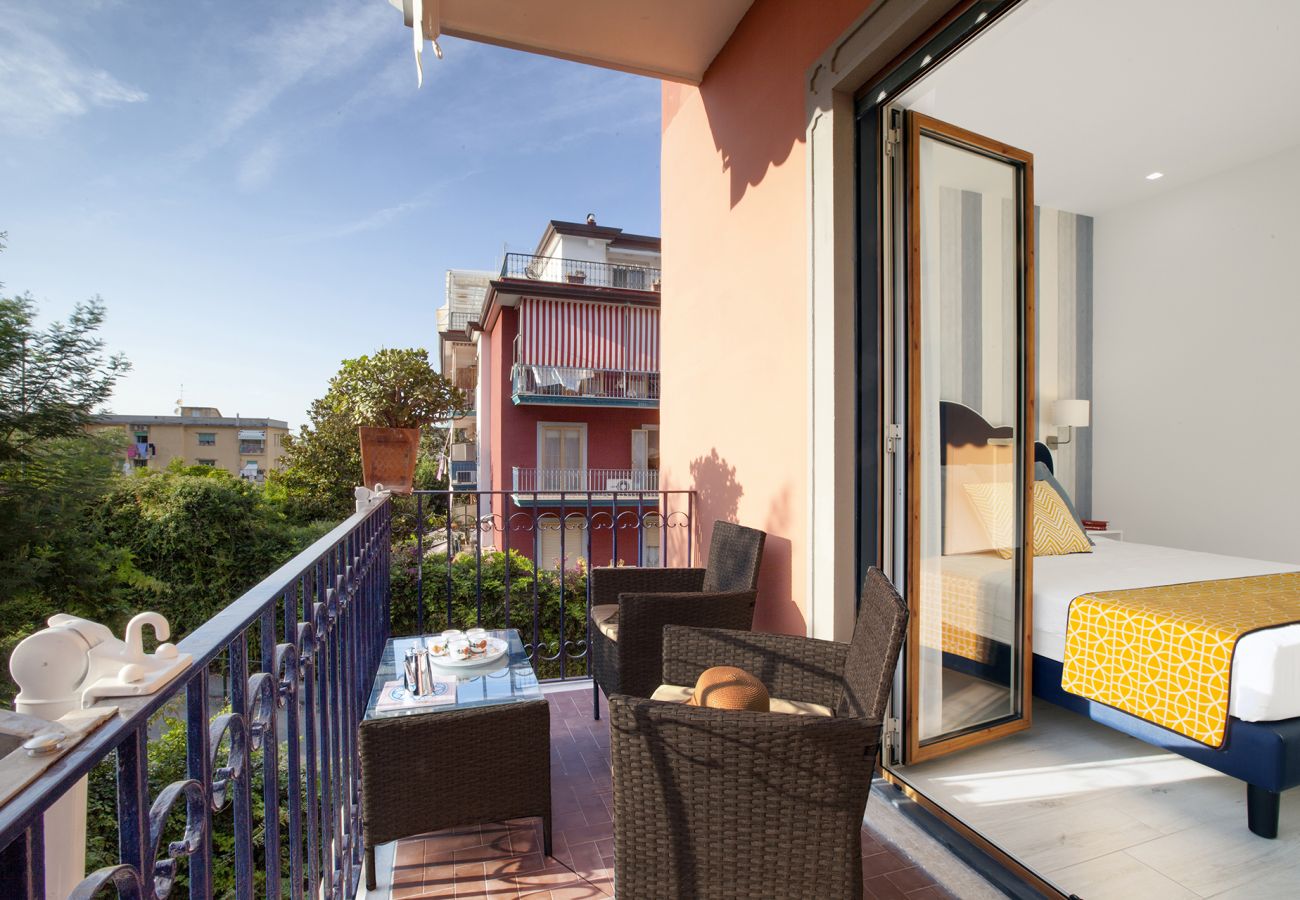 Appartamento a Sorrento - AMORE RENTALS - Sara Home 1 con Terrazza Privata, Aria Condizionata e Internet Wi-Fi