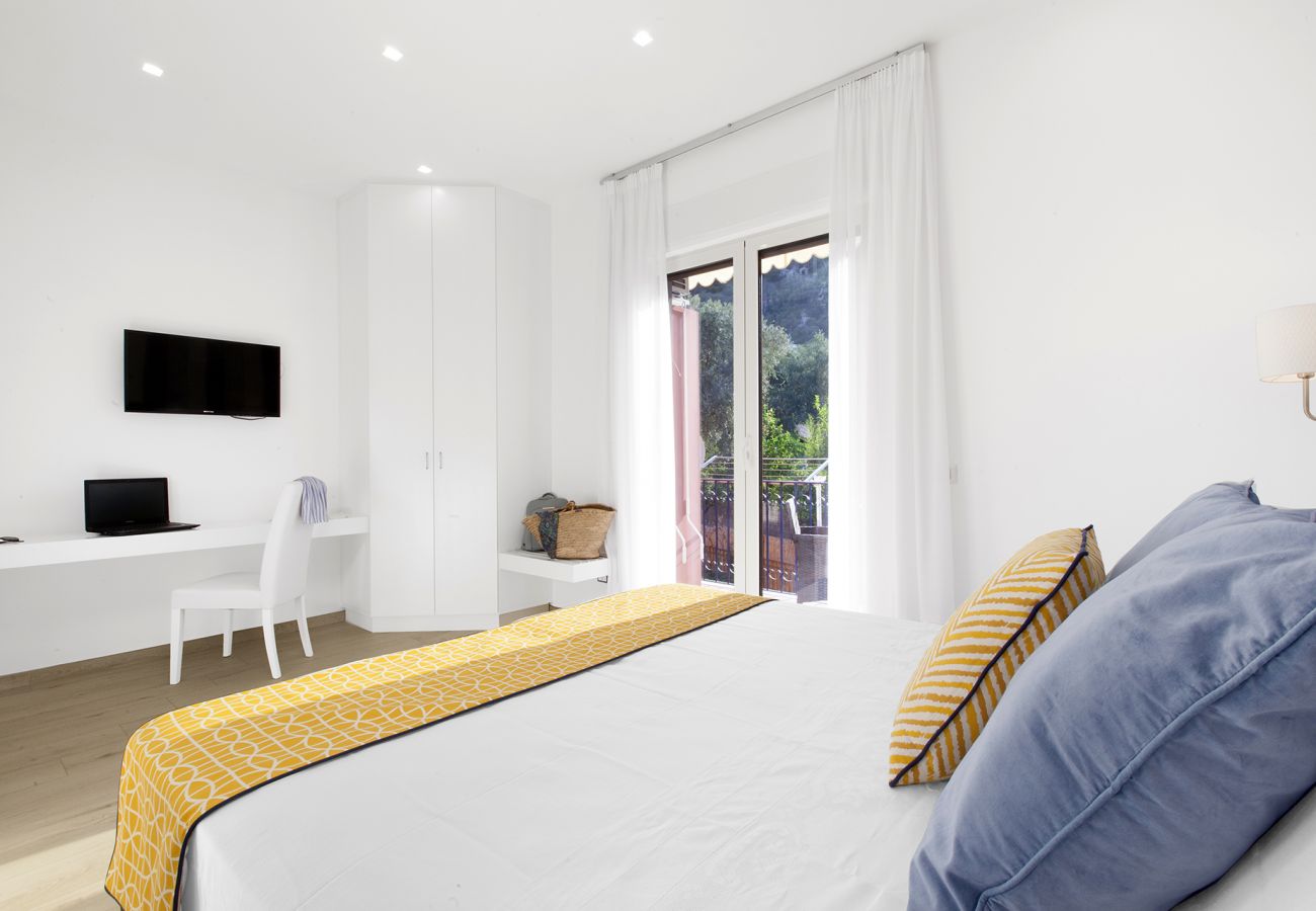 Appartamento a Sorrento - AMORE RENTALS - Sara Home 1 con Terrazza Privata, Aria Condizionata e Internet Wi-Fi