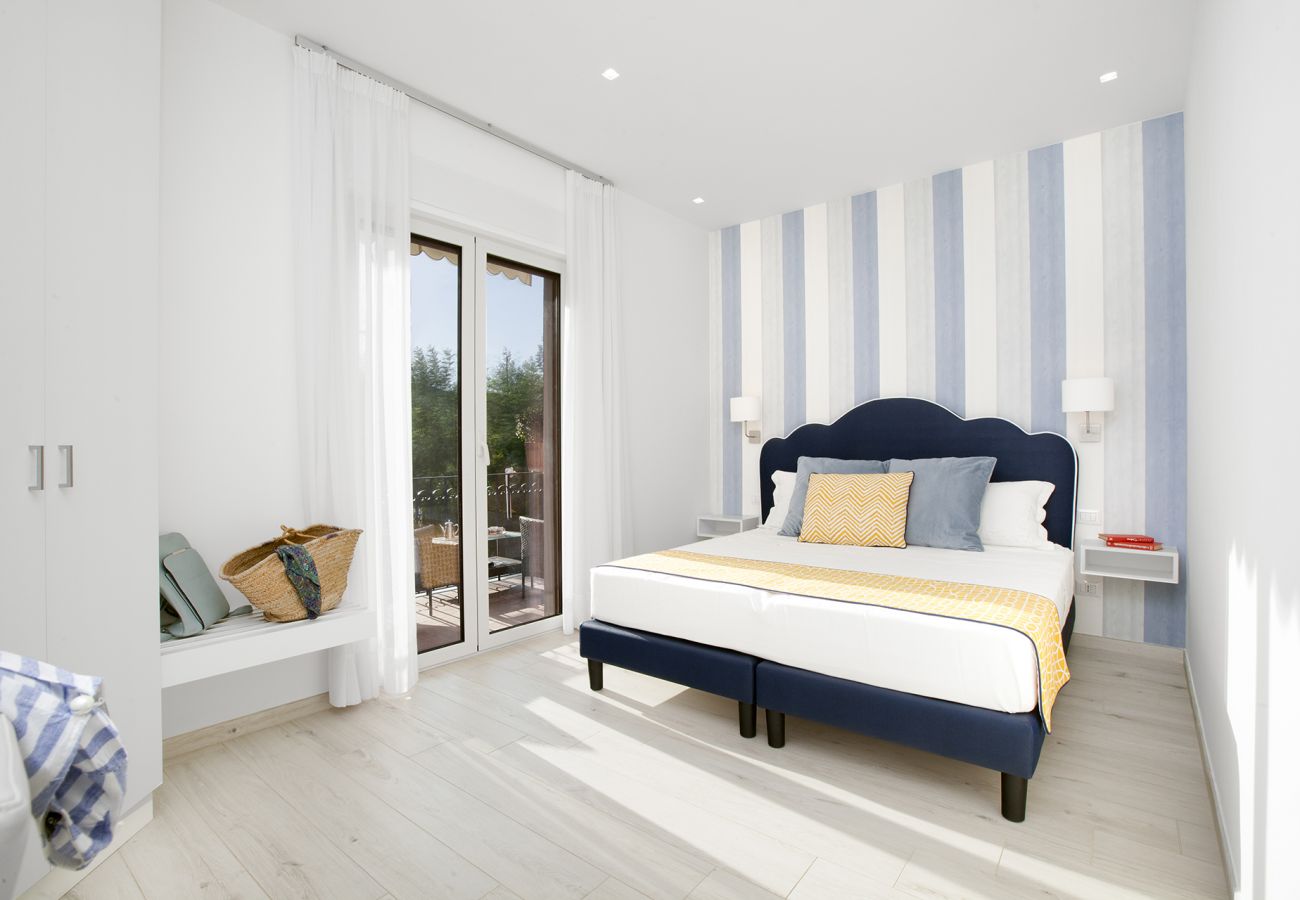 Appartamento a Sorrento - AMORE RENTALS - Sara Home 1 con Terrazza Privata, Aria Condizionata e Internet Wi-Fi