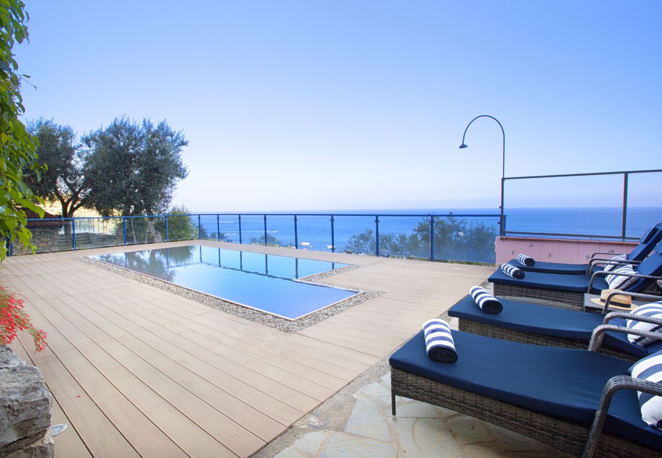 Villa a Nerano - AMORE RENTALS - Villa The Phoenix con Piscina Privata, Vista Mare, Terrazza e Parcheggio