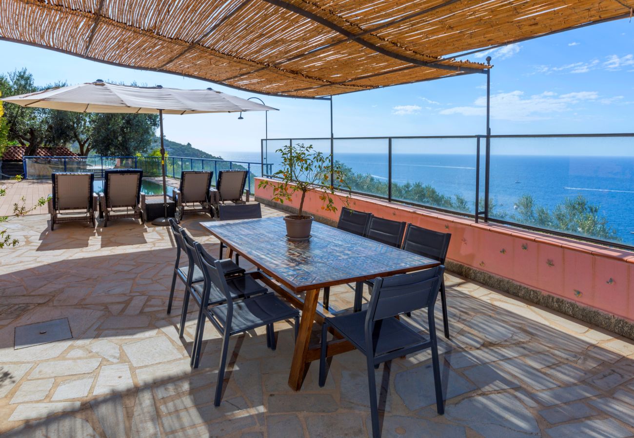 Villa a Nerano - AMORE RENTALS - Villa The Phoenix con Piscina Privata, Vista Mare, Terrazza e Parcheggio