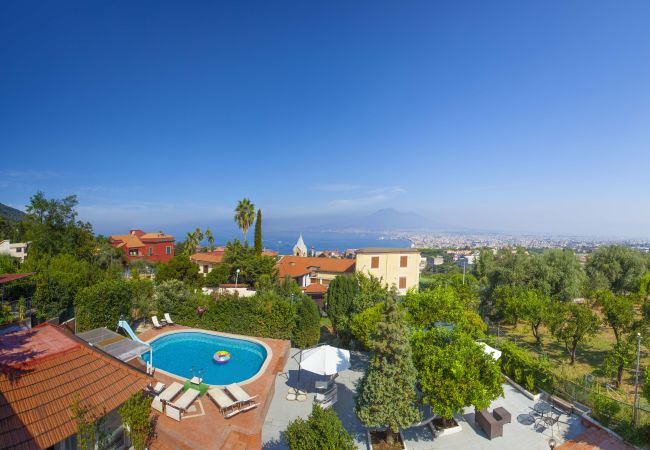 Villa a Castellammare di Stabia - AMORE RENTALS - Villa Amore con Vista Mare, Piscina Privata, Giardino e Parcheggio