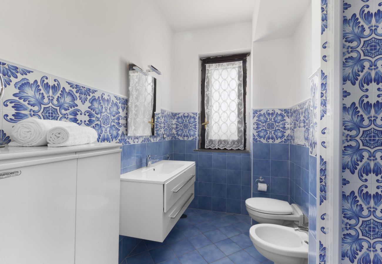 Villa a Castellammare di Stabia - AMORE RENTALS - Villa Amore con Vista Mare, Piscina Privata, Giardino e Parcheggio