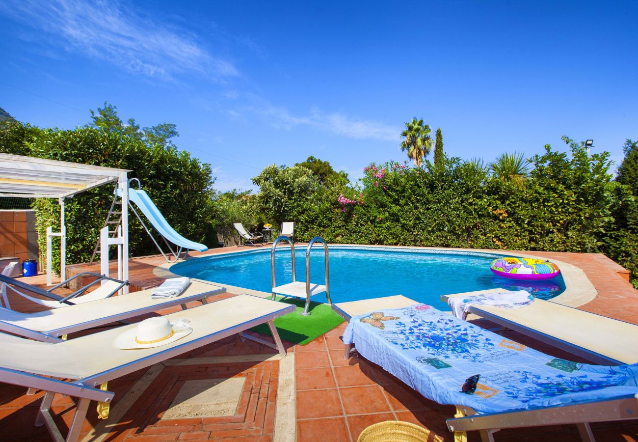 Villa a Castellammare di Stabia - AMORE RENTALS - Villa Amore con Vista Mare, Piscina Privata, Giardino e Parcheggio