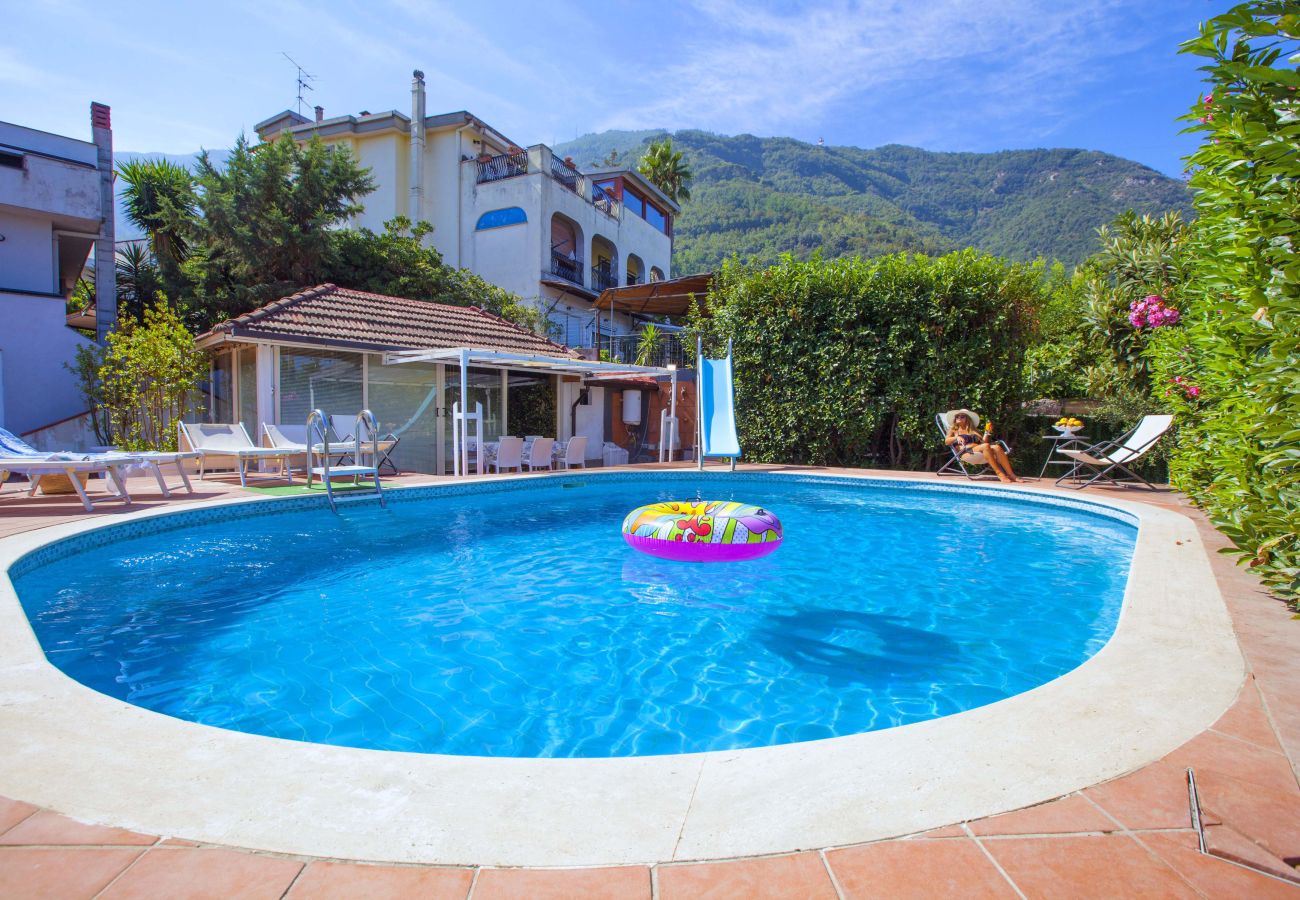 Villa a Castellammare di Stabia - AMORE RENTALS - Villa Amore con Vista Mare, Piscina Privata, Giardino e Parcheggio