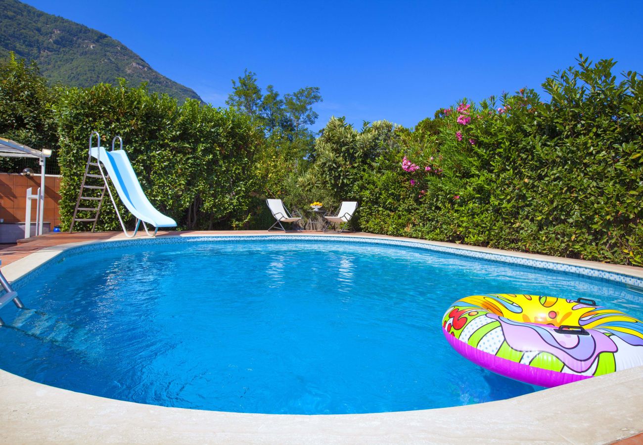 Villa a Castellammare di Stabia - AMORE RENTALS - Villa Amore con Vista Mare, Piscina Privata, Giardino e Parcheggio