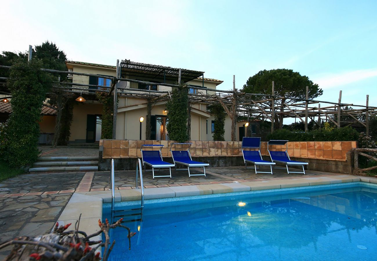 Villa a Sant´Agata sui Due Golfi - Villa Raffaella con Piscina Privata, Vista Mare, Parcheggio e Giardino