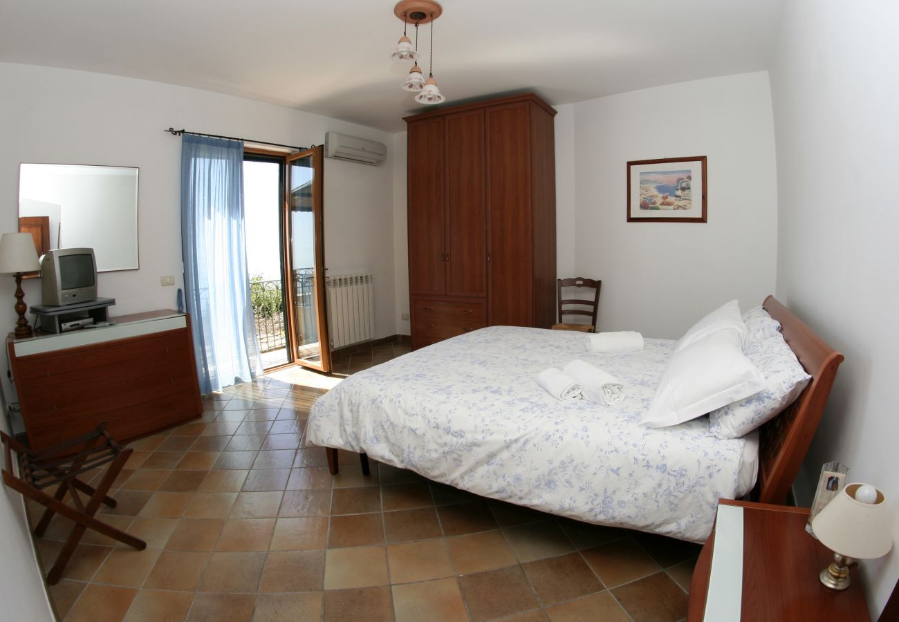 Villa a Sant´Agata sui Due Golfi - Villa Raffaella con Piscina Privata, Vista Mare, Parcheggio e Giardino