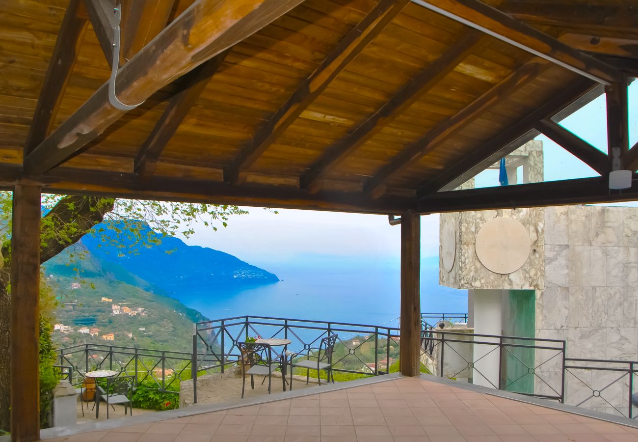 Villa a Sant´Agnello - AMORE RENTALS - Villa La Ventana con Piscina Privata, Giardino, Jacuzzi, Vista Maree Parcheggio