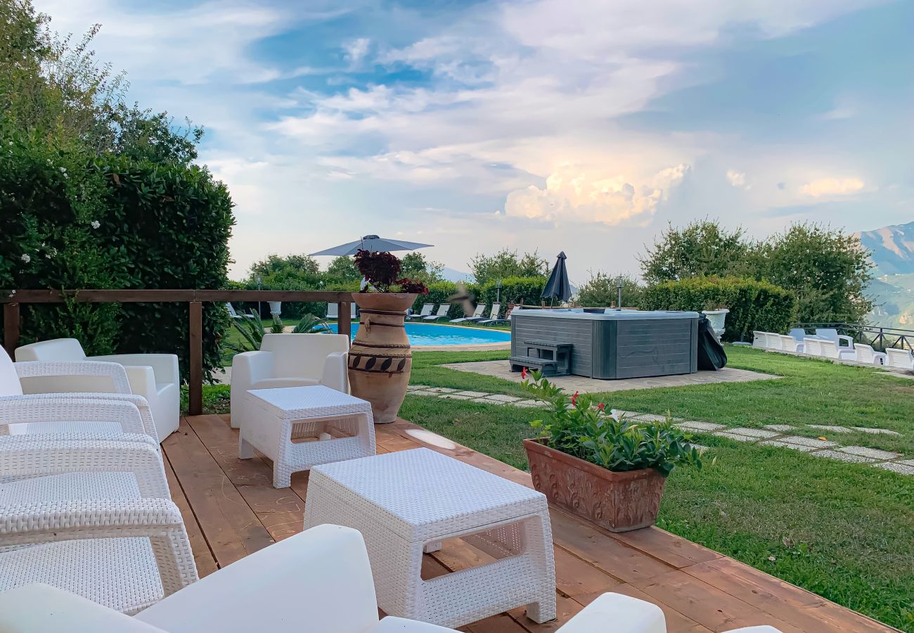 Villa a Sant´Agnello - AMORE RENTALS - Villa La Ventana con Piscina Privata, Giardino, Jacuzzi, Vista Maree Parcheggio