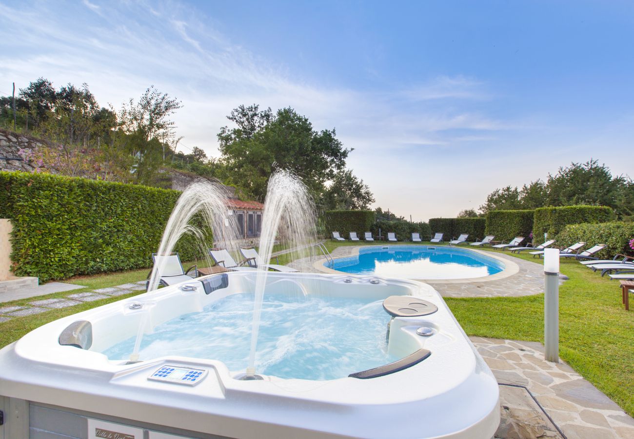 Villa a Sant´Agnello - AMORE RENTALS - Villa La Ventana con Piscina Privata, Giardino, Jacuzzi, Vista Maree Parcheggio