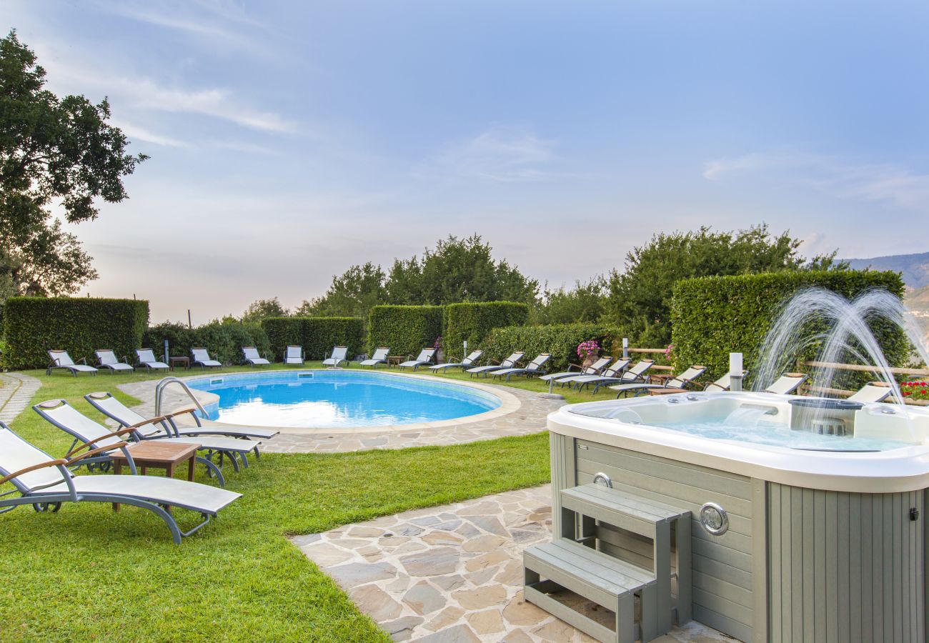 Villa a Sant´Agnello - AMORE RENTALS - Villa La Ventana con Piscina Privata, Giardino, Jacuzzi, Vista Maree Parcheggio