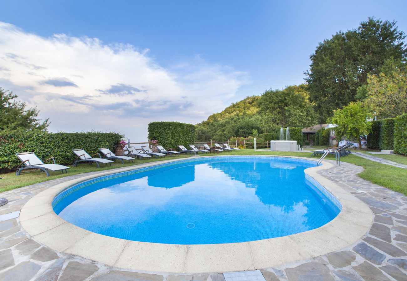 Villa a Sant´Agnello - AMORE RENTALS - Villa La Ventana con Piscina Privata, Giardino, Jacuzzi, Vista Maree Parcheggio