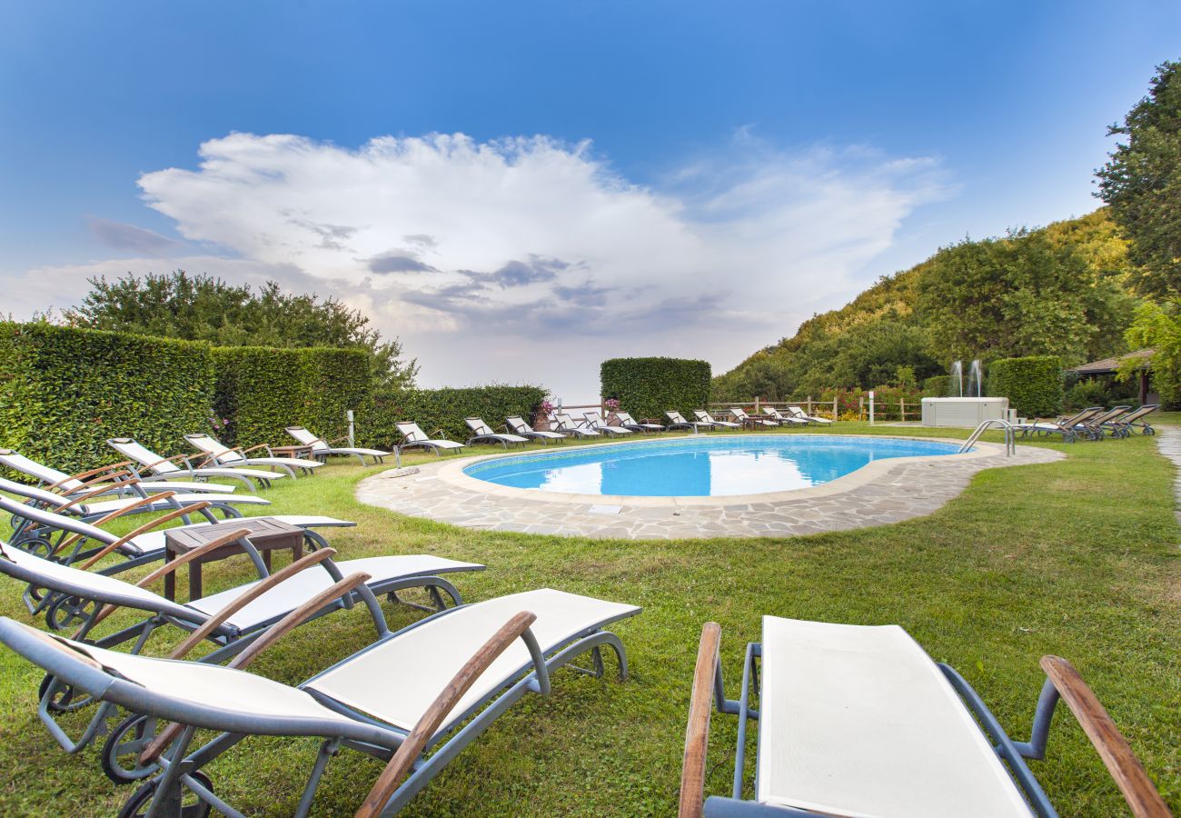 Villa a Sant´Agnello - AMORE RENTALS - Villa La Ventana con Piscina Privata, Giardino, Jacuzzi, Vista Maree Parcheggio