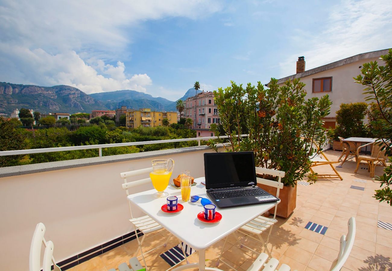 Appartamento a Sant´Agnello - AMORE RENTALS - Casa Iommart con Terrazza Privata, Aria Condizionata e Internet Wi-Fi