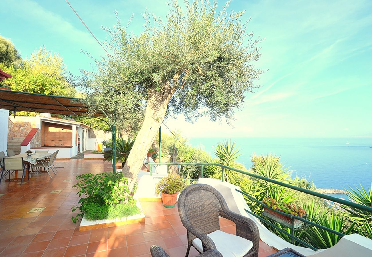 Villa a Massa Lubrense - AMORE RENTALS - Villa Lobra con Piscina Privata, Vista Mare, Terrazzi e Parcheggio Gratuito