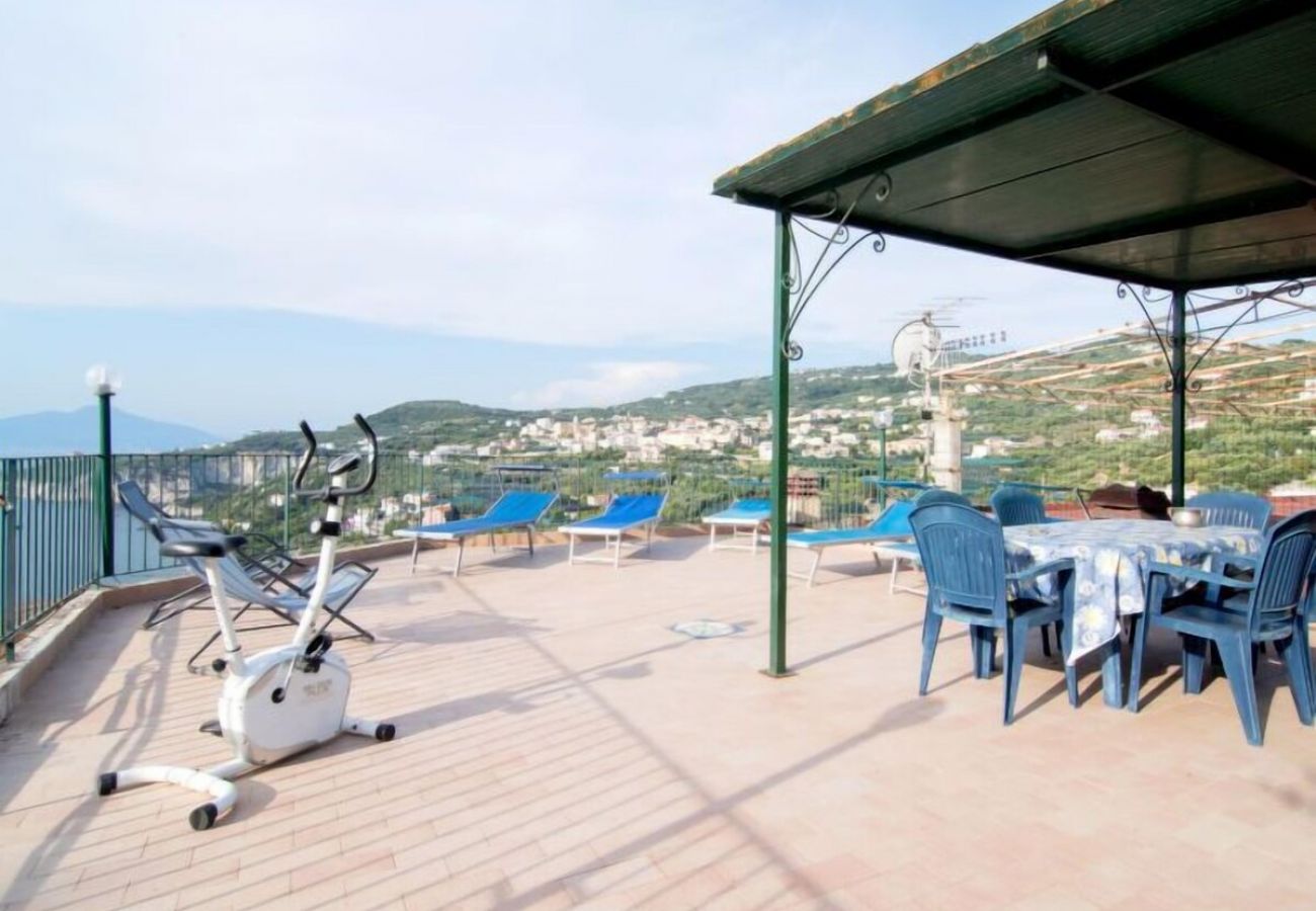 Villa a Massa Lubrense - AMORE RENTALS - Villa Lobra con Piscina Privata, Vista Mare, Terrazzi e Parcheggio Gratuito