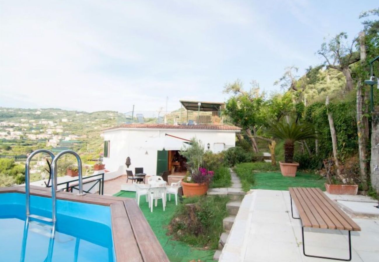 Villa a Massa Lubrense - AMORE RENTALS - Villa Lobra con Piscina Privata, Vista Mare, Terrazzi e Parcheggio Gratuito