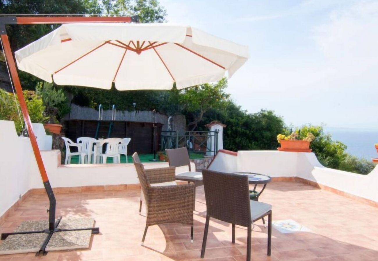 Villa a Massa Lubrense - AMORE RENTALS - Villa Lobra con Piscina Privata, Vista Mare, Terrazzi e Parcheggio Gratuito