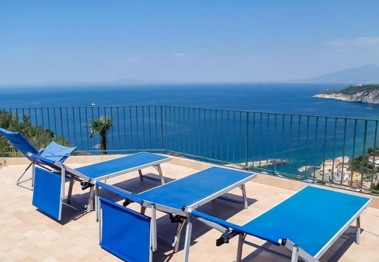 Villa a Massa Lubrense - AMORE RENTALS - Villa Lobra con Piscina Privata, Vista Mare, Terrazzi e Parcheggio Gratuito