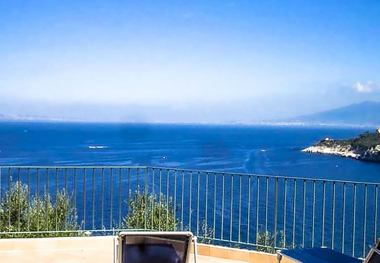 Villa a Massa Lubrense - AMORE RENTALS - Villa Lobra con Piscina Privata, Vista Mare, Terrazzi e Parcheggio Gratuito