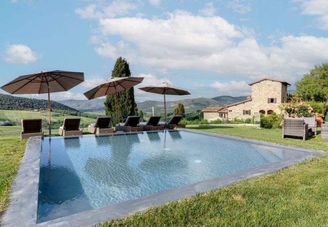 Villa a Panzano - AMORE RENTALS - Villa Bellaflore con 3 Piscine Private, Giardino, Terrazzi e Parcheggio