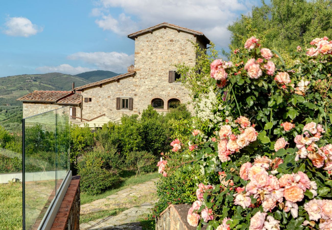 Villa a Panzano - AMORE RENTALS - Villa delle Donne con 3 Piscine Private, Giardino, Terrazzi e Parcheggio